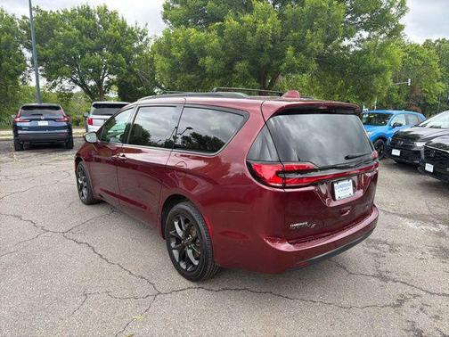 Velvet Red Pearlcoat 2022 Chrysler Pacifica Limited