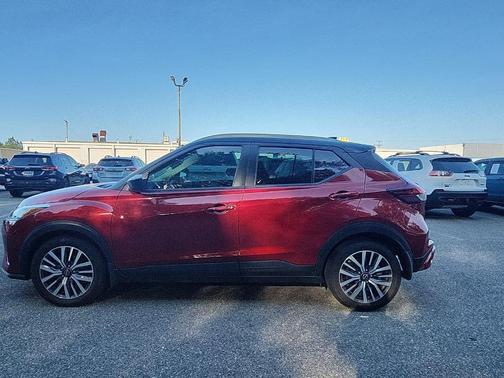 2tredblkroof 2024 Nissan Kicks SV