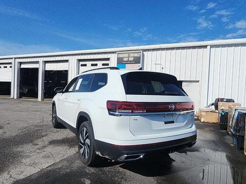 Pure White 2024 Volkswagen Atlas 2.0T SE