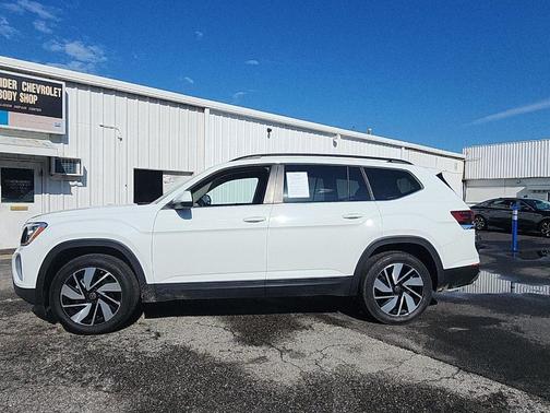 Pure White 2024 Volkswagen Atlas 2.0T SE