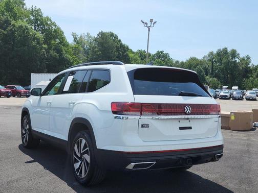 Pure White 2024 Volkswagen Atlas 2.0T SE