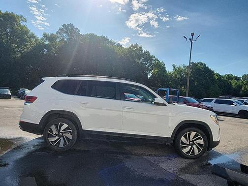 Pure White 2024 Volkswagen Atlas 2.0T SE