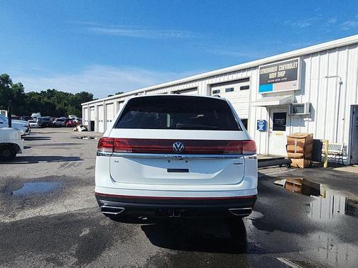 Pure White 2024 Volkswagen Atlas 2.0T SE