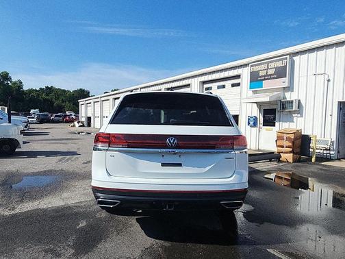 Pure White 2024 Volkswagen Atlas 2.0T SE