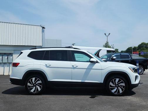 Pure White 2024 Volkswagen Atlas 2.0T SE
