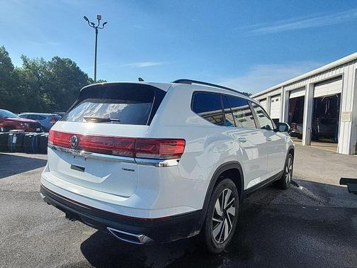 Pure White 2024 Volkswagen Atlas 2.0T SE