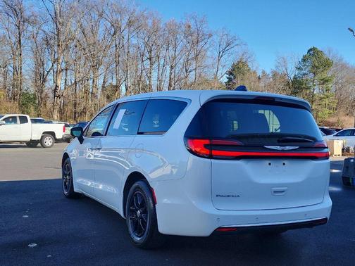 2023 Chrysler Pacifica Touring-L