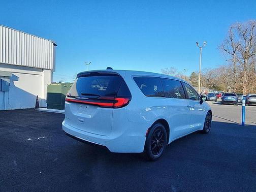 2023 Chrysler Pacifica Touring-L