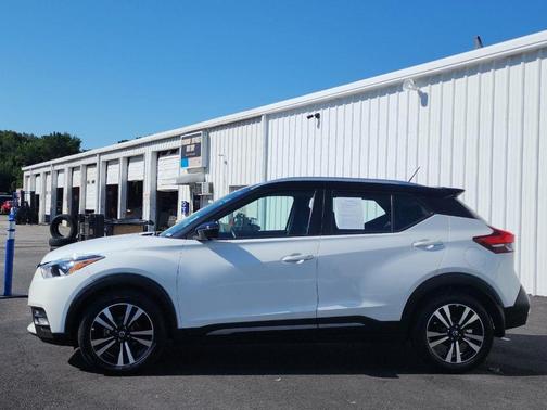 Aspen White / Super Black 2020 Nissan Kicks SR