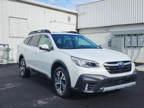 Crystal White Pearl 2022 Subaru Outback Limited XT