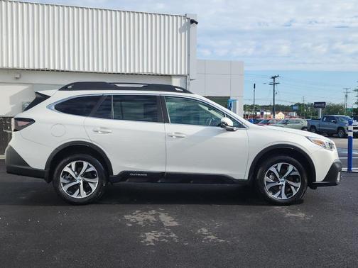 Crystal White Pearl 2022 Subaru Outback Limited XT