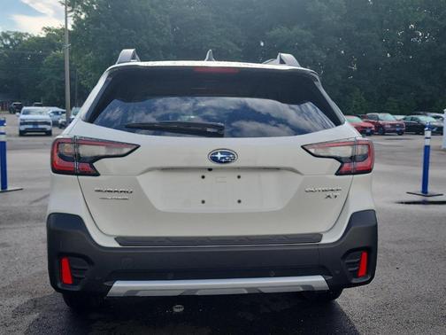 Crystal White Pearl 2022 Subaru Outback Limited XT