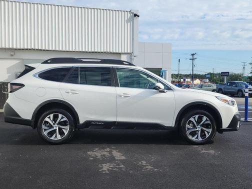 Crystal White Pearl 2022 Subaru Outback Limited XT