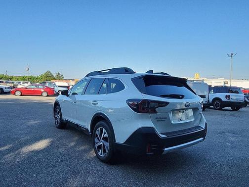 Crystal White Pearl 2022 Subaru Outback Limited XT
