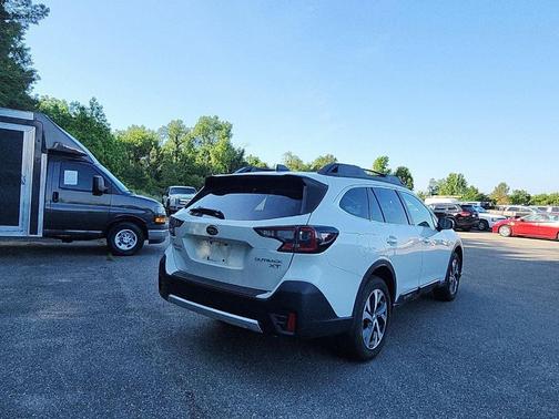 Crystal White Pearl 2022 Subaru Outback Limited XT