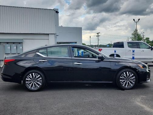 Black 2024 Nissan Altima 2.5 SV