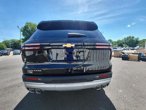 Mosaic Black Metallic 2026 Chevrolet Traverse LT