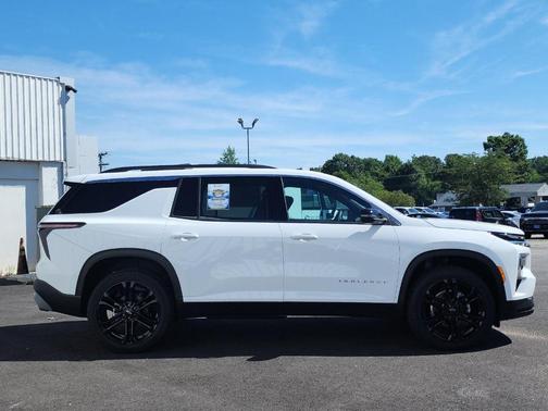 Summit White 2026 Chevrolet Traverse LT