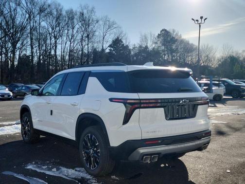 Summit White 2026 Chevrolet Traverse LT