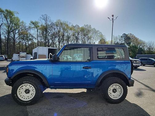 Velocity Blue Metallic 2022 Ford Bronco Base