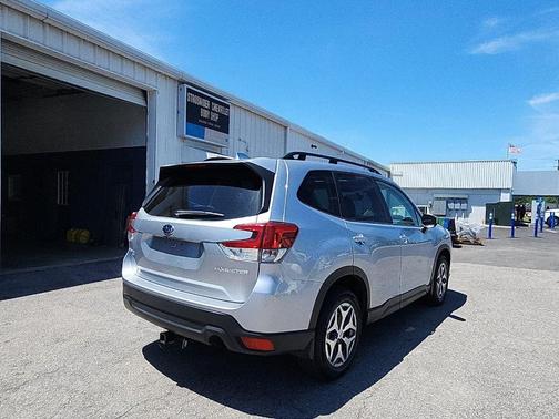 Ice Silver Metallic 2023 Subaru Forester Premium