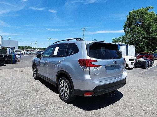 Ice Silver Metallic 2023 Subaru Forester Premium