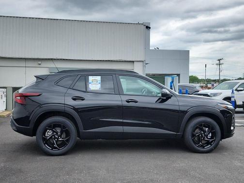 Mosaic Black Metallic 2026 Chevrolet Trax LT