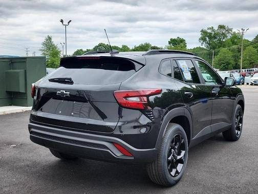 Mosaic Black Metallic 2026 Chevrolet Trax LT