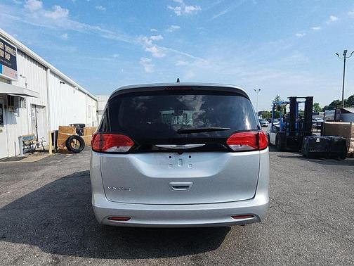 Silver Mist Clearcoat 2023 Chrysler Voyager LX