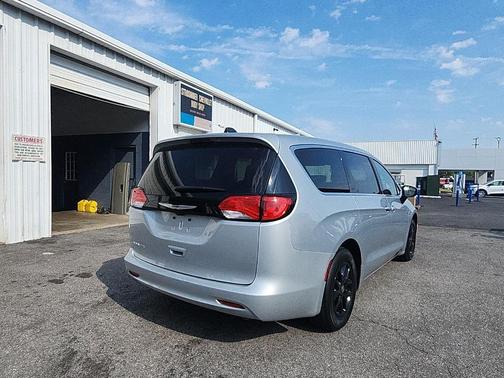 Silver Mist Clearcoat 2023 Chrysler Voyager LX