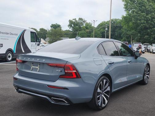Thunder Gray Metallic 2022 Volvo S60 B5 Momentum