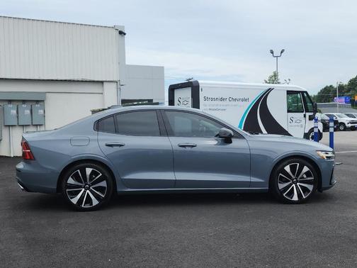 Thunder Gray Metallic 2022 Volvo S60 B5 Momentum