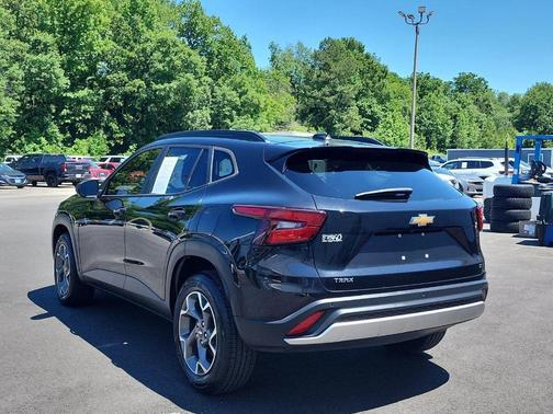 Mosaic Black Metallic 2024 Chevrolet Trax LT
