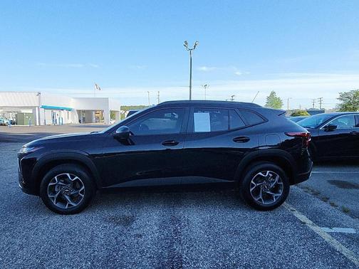 Mosaic Black Metallic 2024 Chevrolet Trax LT