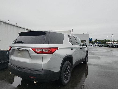 Silver Ice Metallic 2020 Chevrolet Traverse LS