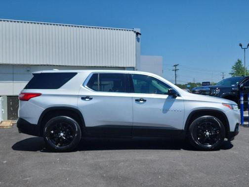 Silver Ice Metallic 2020 Chevrolet Traverse LS