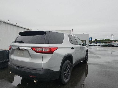 Silver Ice Metallic 2020 Chevrolet Traverse LS