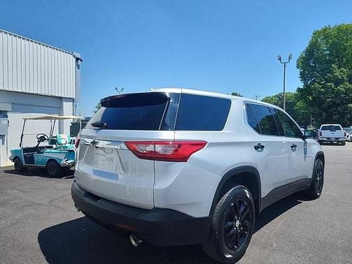 Silver Ice Metallic 2020 Chevrolet Traverse LS