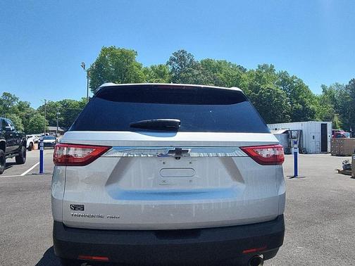 Silver Ice Metallic 2020 Chevrolet Traverse LS