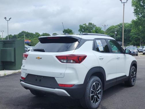 Summit White 2026 Chevrolet Trailblazer LT