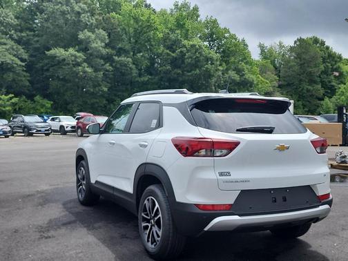 Summit White 2026 Chevrolet Trailblazer LT
