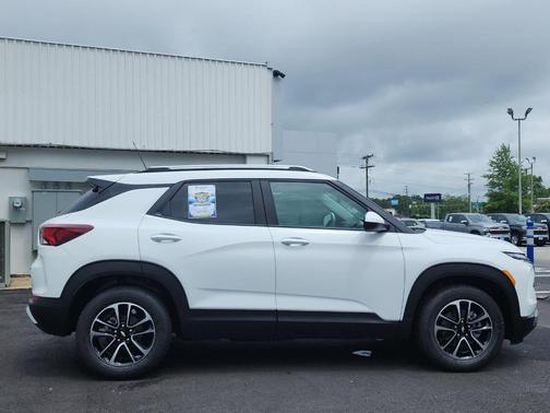 Summit White 2026 Chevrolet Trailblazer LT