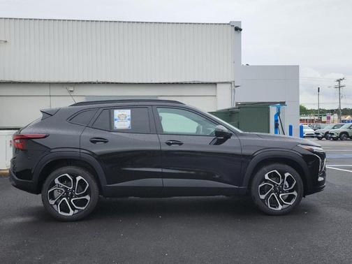 Mosaic Black Metallic 2026 Chevrolet Trax 2RS