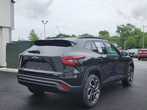 Mosaic Black Metallic 2026 Chevrolet Trax 2RS