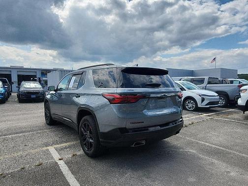 Sterling Gray Metallic 2023 Chevrolet Traverse Premier