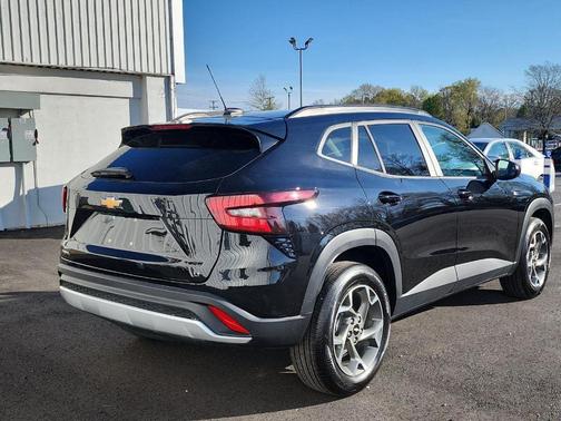 Mosaic Black Metallic 2026 Chevrolet Trax LT