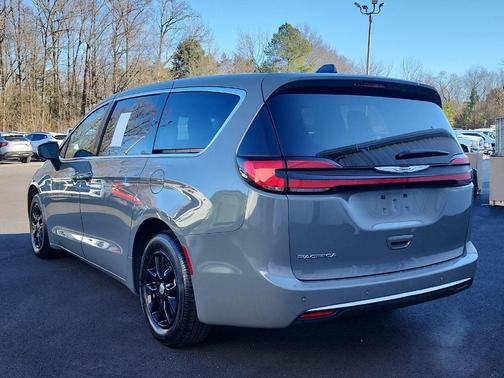 2023 Chrysler Pacifica Touring-L