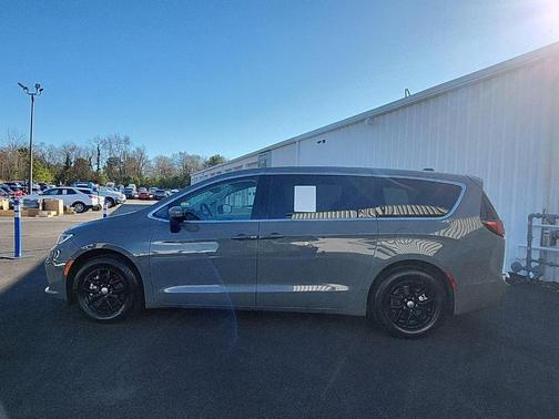 2023 Chrysler Pacifica Touring-L