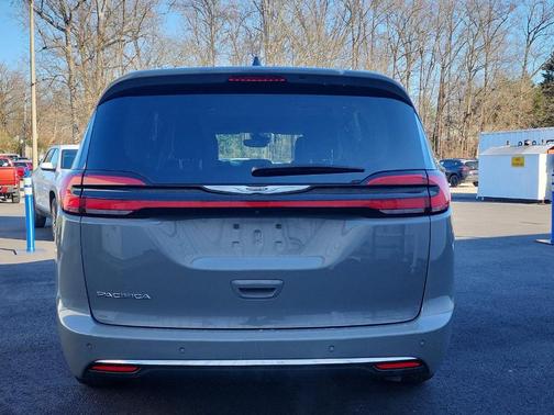 2023 Chrysler Pacifica Touring-L