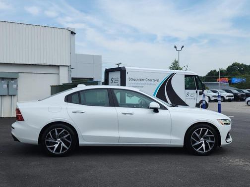 Crystal White Pearl Metallic 2020 Volvo S60 T5 Momentum